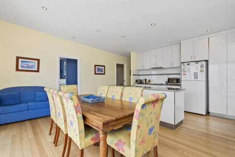 SEA SPECTACULAR - Seconds From The Beach! - Accommodation Cairns 3