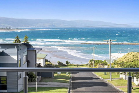 SEA SPECTACULAR - Seconds From The Beach! - Accommodation Cairns 0