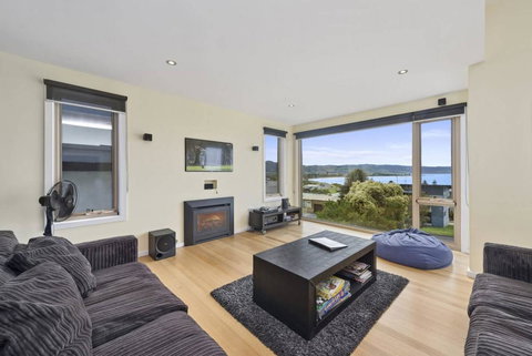 SEA SPECTACULAR - Seconds From The Beach! - Accommodation Cairns 2