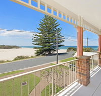 SEASCAPE - An Enticing Lakeside Escape - Accommodation Cairns
