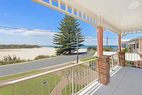SEASCAPE - An Enticing Lakeside Escape - Accommodation Cairns 0