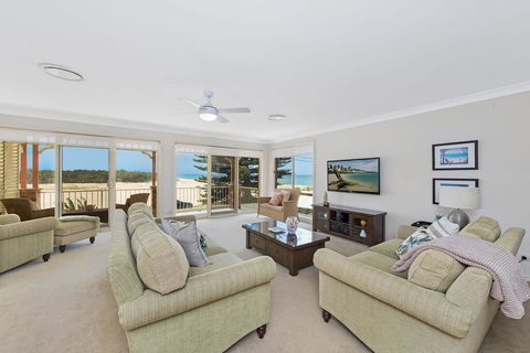 SEASCAPE - An Enticing Lakeside Escape - Accommodation Cairns 1