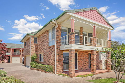 SEASCAPE - An Enticing Lakeside Escape - Accommodation Cairns 3