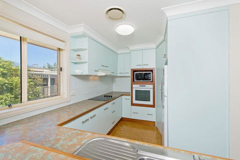 SEASCAPE - An Enticing Lakeside Escape - Accommodation Cairns 2