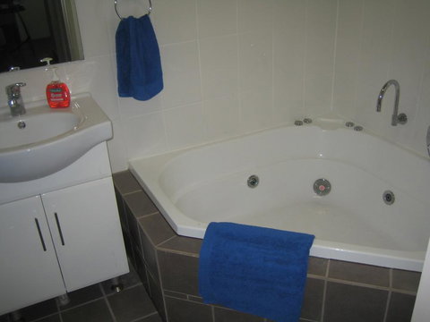 Showgrounds Cottage Naracoorte - Accommodation Cairns 3