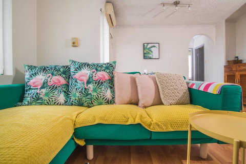 SIMPLE COMFORT! 2bed1bath Unit In Meadowbank - Accommodation Cairns 3