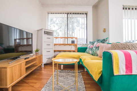 SIMPLE COMFORT! 2bed1bath Unit In Meadowbank - Accommodation Cairns 2