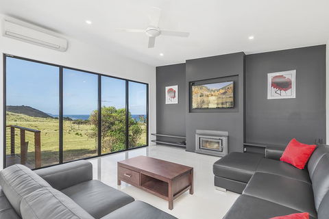 Skenes Retreat - Views Of The Ocean From The Deck - Accommodation Cairns 1