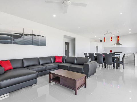 Skenes Retreat - Views Of The Ocean From The Deck - Accommodation Cairns 3