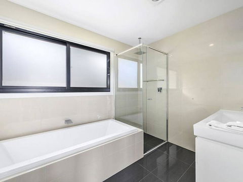 Skenes Retreat - Views Of The Ocean From The Deck - Accommodation Cairns 2