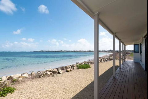 Smart Beach House @ Pelican Point - Accommodation Cairns 1