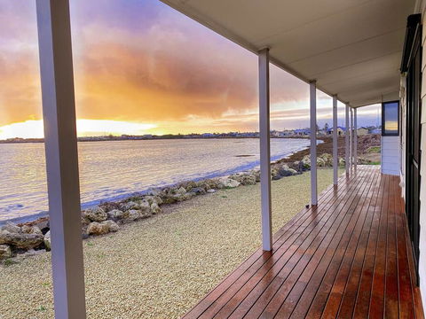 Smart Beach House @ Pelican Point - Accommodation Cairns 0