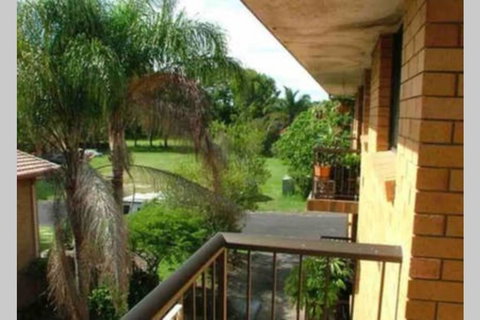 Spacious 2 Bedroom Beach Side Apartment - Close To Shopping Centre With Coles, Health Food Shop, Sushi, Pizza, Cafes, Hairdresse - Accommodation Cairns 3
