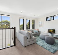 Spacious 4-Bed House with Parking and Backyard - Accommodation Cairns