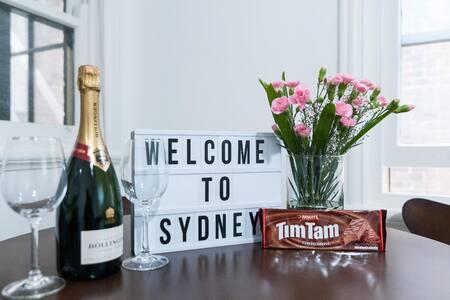 Spacious Harbour View 4bd Home In Sydney CBD - Accommodation Cairns 1