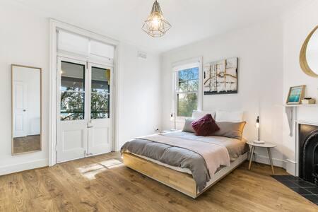 Spacious Harbour View 4bd Home In Sydney CBD - Accommodation Cairns 3