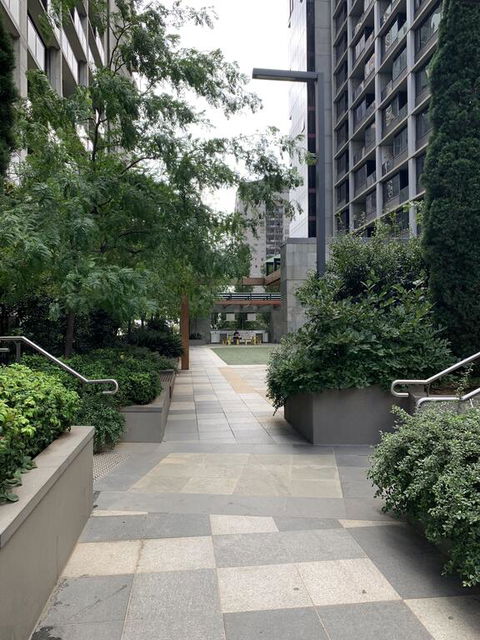 Sparkling 2 Bed 1 Bath Melbourne CBD Apt - Free Netflix & Wine - Accommodation Cairns 3