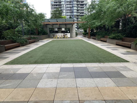 Sparkling 2 Bed 1 Bath Melbourne CBD Apt - Free Netflix & Wine - Accommodation Cairns 1