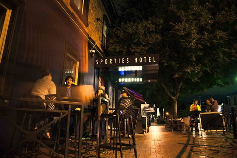 Sporties Hotel - Accommodation Cairns 1