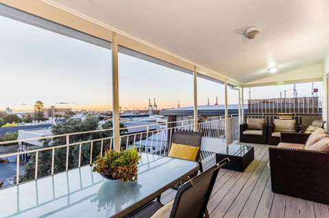 Stirling Apartments - The Penthouse - Accommodation Cairns 0
