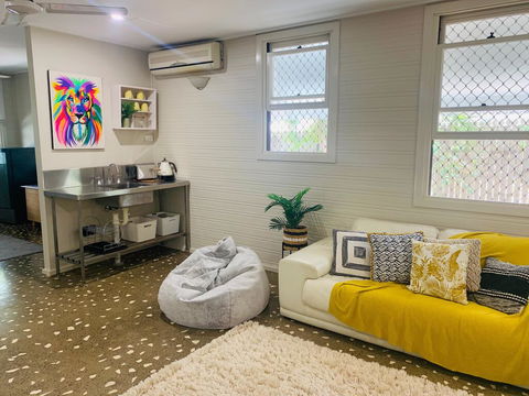 Stranded In Oz Stay In Relaxing Environment, FREE WIFI, NETFLIX, POOL, AIR CON - Accommodation Cairns 2