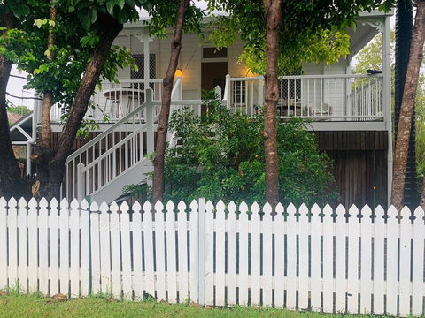 Stranded In Oz Stay In Relaxing Environment, FREE WIFI, NETFLIX, POOL, AIR CON - Accommodation Cairns 0