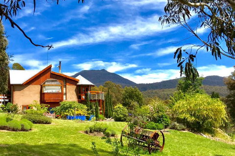 STUNNING HOME WITH AMAZING VIEWS - Just 20 Mins To The City And Only 10 To MONA! - Accommodation Cairns 1