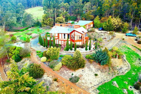 STUNNING HOME WITH AMAZING VIEWS - Just 20 Mins To The City And Only 10 To MONA! - Accommodation Cairns 2