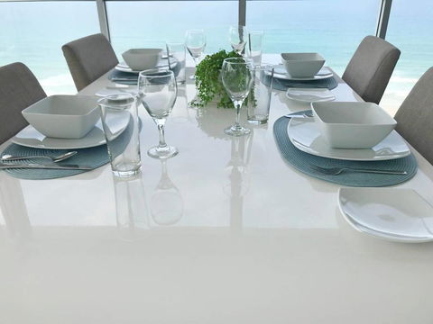 Stunning Views, Air On Broadbeach!Wine, Wifi, Parking - Accommodation Cairns 3