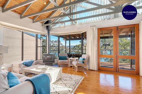 STUNNING WATERFRONT ESCAPE AT DALEYS POINT - Accommodation Cairns 0