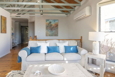 STUNNING WATERFRONT ESCAPE AT DALEYS POINT - Accommodation Cairns 3