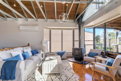 STUNNING WATERFRONT ESCAPE AT DALEYS POINT - Accommodation Cairns 2
