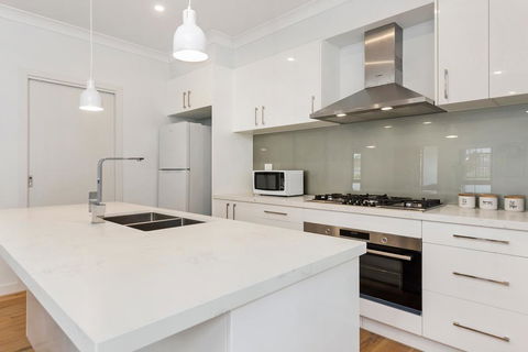 Style, Comfort And Convenience - Accommodation Cairns 2