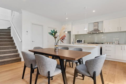 Style, Comfort And Convenience - Accommodation Cairns 1