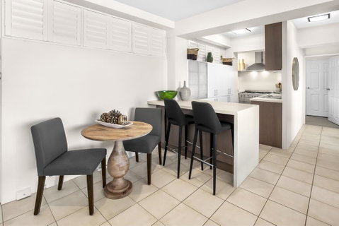 Stylish 2-Bed Apartment With Sweeping River Views - Accommodation Cairns 2