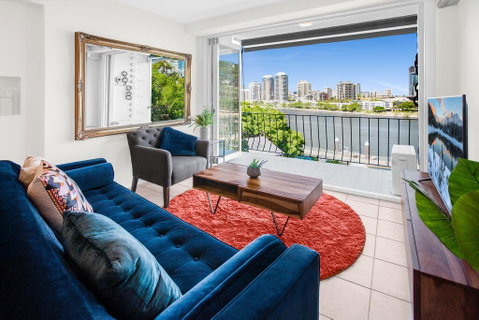 Stylish 2-Bed Apartment With Sweeping River Views - Accommodation Cairns 1
