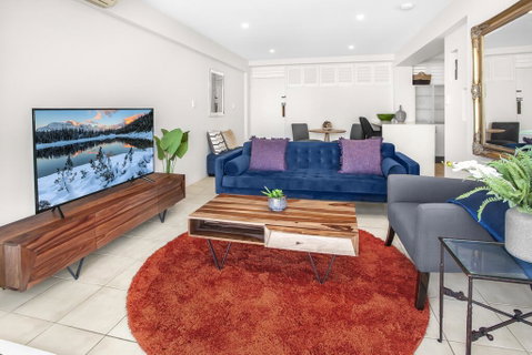 Stylish 2-Bed Apartment With Sweeping River Views - Accommodation Cairns 0
