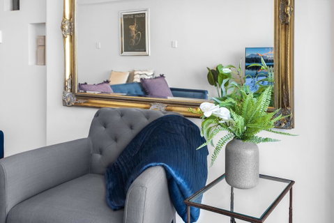 Stylish 2-Bed Apartment With Sweeping River Views - Accommodation Cairns 3