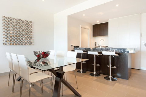 STYLISH LIVING ON MAIN - Accommodation Cairns 1