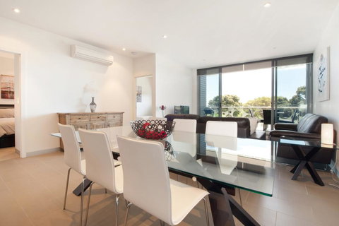 STYLISH LIVING ON MAIN - Accommodation Cairns 3