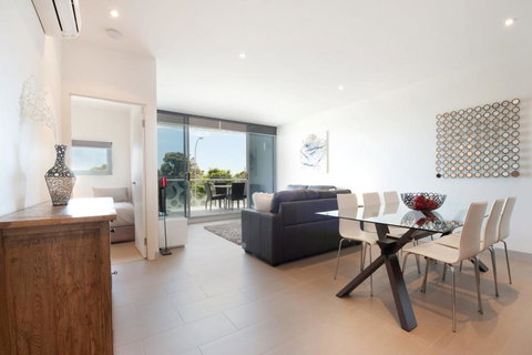 STYLISH LIVING ON MAIN - Accommodation Cairns 0