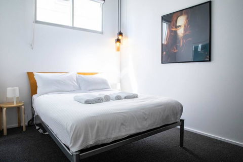 Stylish Warehouse Convert 2 Bedroom Apartment - Accommodation Cairns 3