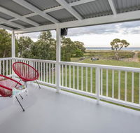 Sugar Shack - Character Family Home Right on the Ocean - Accommodation Cairns