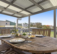 Summer Breeze - clean and simple 200m to beach - Accommodation Cairns