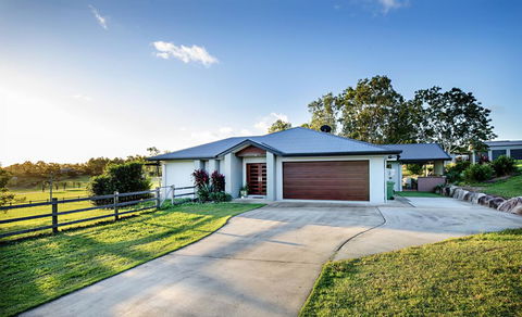 Sunset Retreat Airlie Beach Rural Getaway - Accommodation Cairns 0