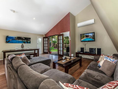 Surf Club House, Pet Friendly, Sunshine Coast, Holiday House, Marcoola - Accommodation Cairns 2