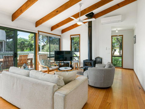 Surf Rest'n Bay - Accommodation Cairns 0