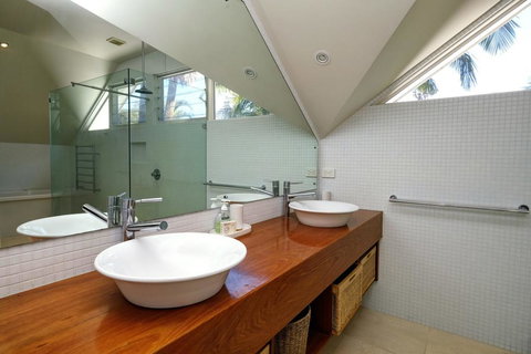 THE BEACH HOUSE - Accommodation Cairns 0