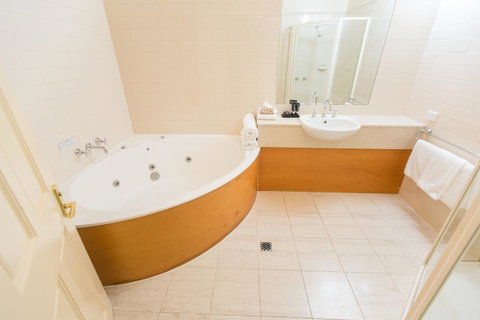 Strahan Village - Accommodation Cairns 23