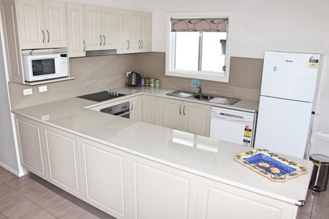 Front Row Beachfront - Accommodation Cairns 5